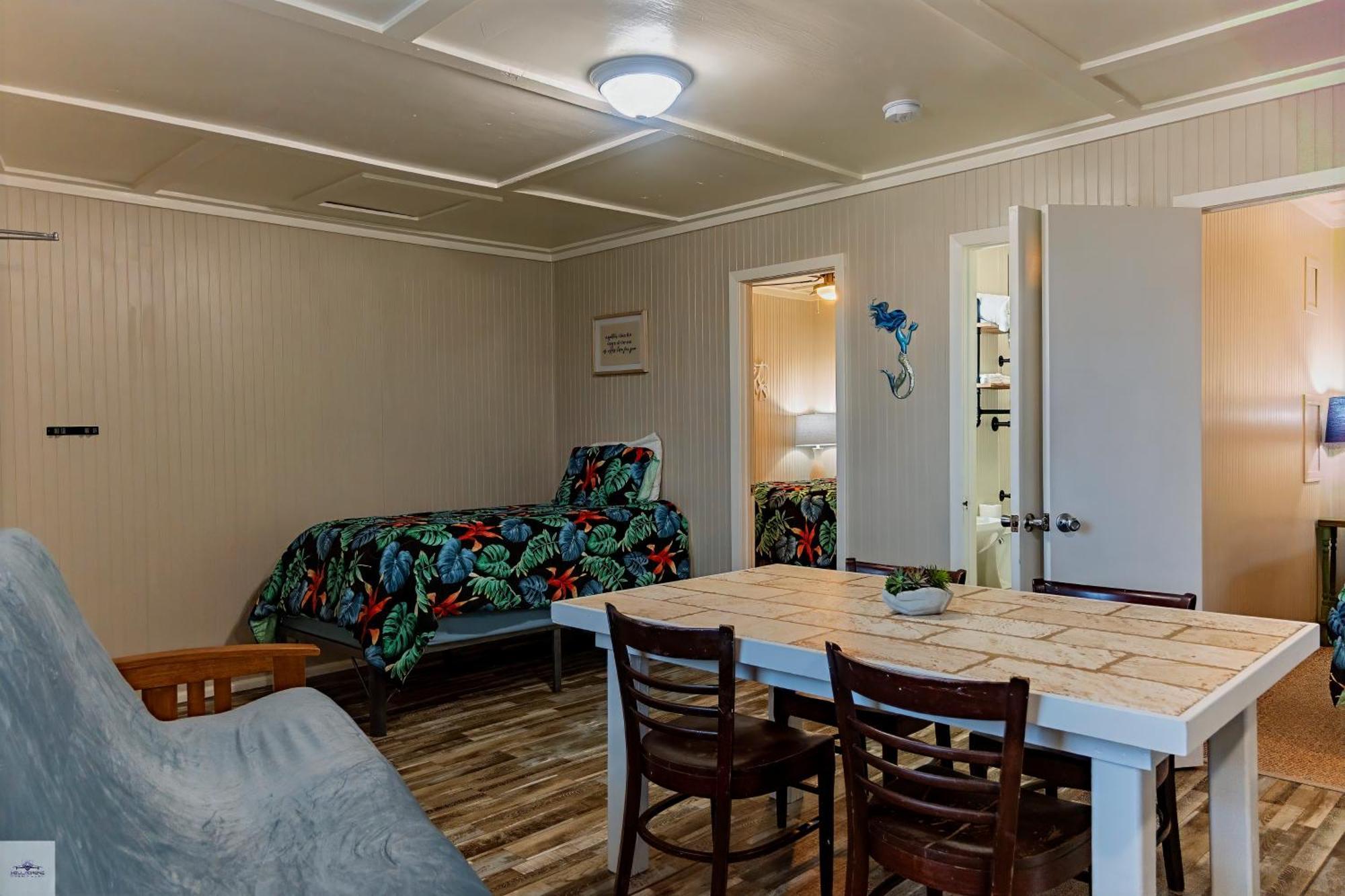 Blue Dolphin Inn And Cottages Grand Isle Kültér fotó